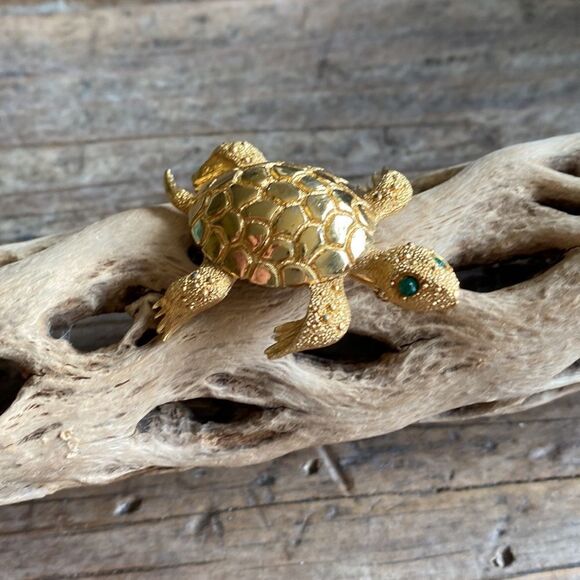 Beautiful Turtle Brooch with Green Emerald Eyes - Picture 1 of 6